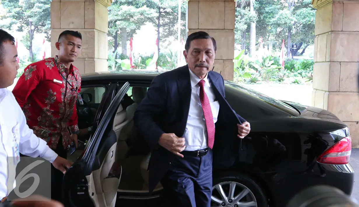 Plt Menteri ESDM, Luhut B Pandjaitan keluar dari mobil saat tiba di Kementerian ESDM, Jakarta, (16/8). Kedatangan luhut merupakan yang pertama kali saat memimpin instansi tersebut dan langsung berkordinasi dengan pejabat ESDM. (Liputan6.com/Angga Yuniar)