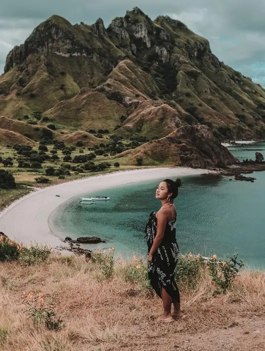Sering berlibur ke pantai sambil berjemur, banyak penggemar yang menyebut jika bintang series "Kisah untuk Geri" itu kini memiliki kulit tan yang eksotis. (Liputan6.com/IG/@jennifercoppenreal20)