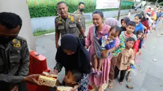Warga antre untuk mendapatkan takjil di Jalan Raya Tegar Beriman, Cibinong, Kabupaten Bogor, Jawa Barat, Kamis (30/3/2023). (merdeka.com/Arie Basuki)