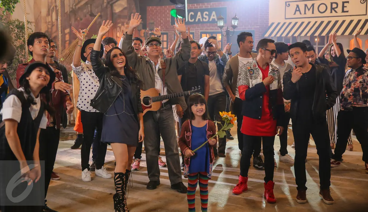 Suasana pembuatan video klip lagu 'Kemesraan' yang dinyanyikan Ryan D'Masiv, Momo Geisha,  Iwan Fals, Giring Nidji dan  Ariel NOAH di kawasan Jakarta Timur, Selasa (19/1/2016). (Liputan6.com/Faizal Fanani)