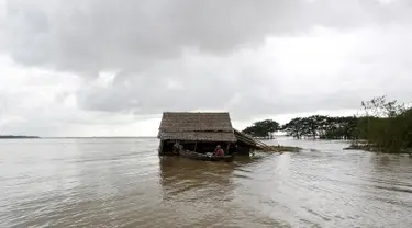 Sebuah rumah terlihat tergenang banjir di sebuah desa Zalun Township, Irrawaddy Delta, Myanmar, (6/8/2015). Presiden Myanmar mendesak warganya untuk segera meninggalkan wilayah tempat tinggalnya yang digenangi banjir parah. (REUTERS/Soe Zeya Tun)