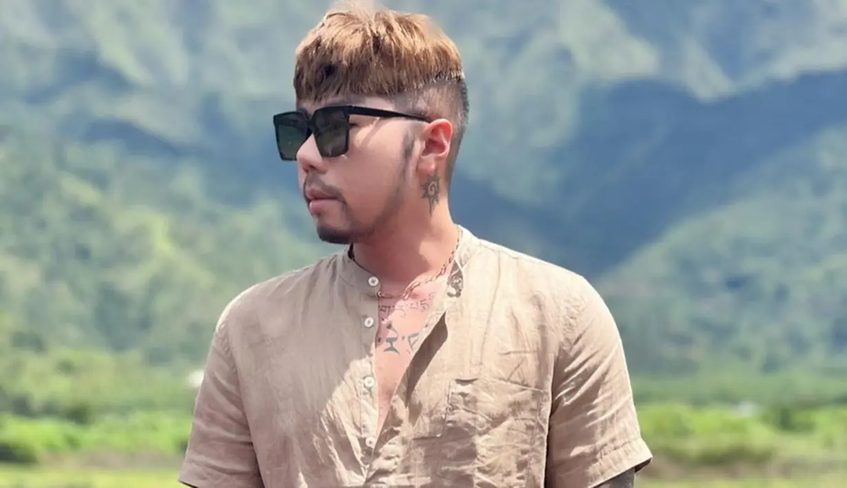 Dagu lancip yang dulu menjadi ciri khas Roy Kiyoshi, sudah dikembalikan bentuknya seperti semula. Kini ia menumbuhkan kumis dan jenggot yang disebut netizen membuat penampilannya semakin macho.(Liputan6.com/IG/@roykiyoshi)