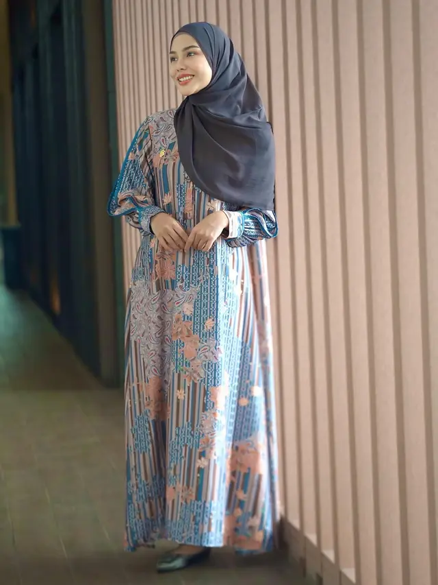 4 Potret Model Gamis Batik Dara Arafah, Inspirasi Tampil Anggun dan Modern