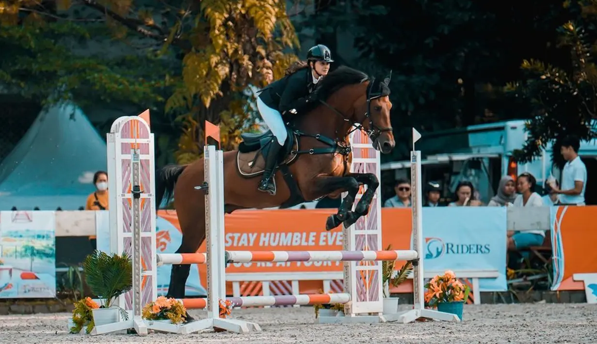 Nabila Syakieb dan sang suami, Reshi bahkan diketahui memiliki lapangan kuda sendiri dengan beberapa lintasan. Terbaru, kakak Ali Syakieb juga diketahui mengikuti kejuaraan berkuda D'Riders Prime. (Liputan6.com/IG/@nsyakieb8)