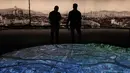 <p>Pengunjung melihat pajangan yang menggambarkan kehancuran akibat bom atom tahun 1945, di Museum Peringatan Perdamaian Hiroshima di Hiroshima, pada tanggal 15 Mei 2023, hanya beberapa hari menjelang kedatangan para pemimpin untuk KTT Pemimpin G7. (AFP/Richard A. Brooks)</p>