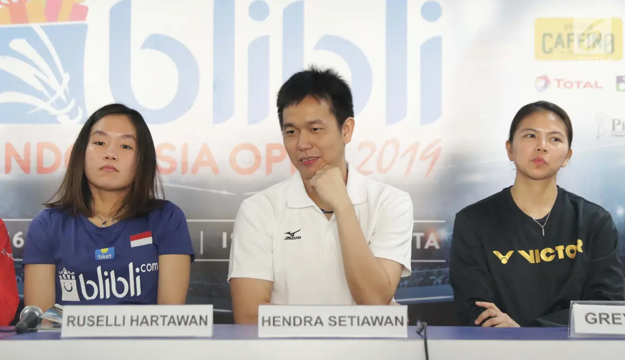 Pebulutangkis Indonesia Ruseli Hartawan, Hendra Setiawan, dan Greysia Polii (kiri ke kanan) memberi keterangan terkait kesiapan menghadapi lawan di Indonesia Open 2019, Istora Senayan Jakarta, Senin (15/7/2019). Indonesia Open 2019 akan dihelat pada 16-21 Juli 2019. (Liputan6.com/Helmi Fithriansyah)