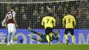 Pemain Chelsea Jorginho (kanan) mencetak gol ke gawang Aston Villa melalui tendangan penalti pada pertandingan sepak bola Liga Inggris di Villa Park, Birmingham, Inggris, Minggu (26/12/2021). Chelsea menang 3-1. (AP Photo/Rui Vieira)