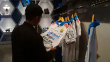 Calon pembeli jersey Persib di lantai dua Graha Persib, Jalan Sulanjana, Kota Bandung. (Bola.com/Erwin Snaz)