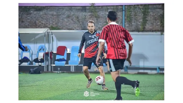 6 Potret Ayah Tiara Andini Semangat Main Sepak Bola, Pamer Tendangan Ciamik