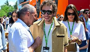 Mantan pembalap Motogp asal Italia dan juara dunia beberapa kali, Valentino Rossi (tengah), tiba untuk menghadiri Grand Prix Formula Satu Emilia Romagna 2025 di sirkuit Imola di Imola, pada 18 Mei 2025. (Andrej ISAKOVIC/AFP)