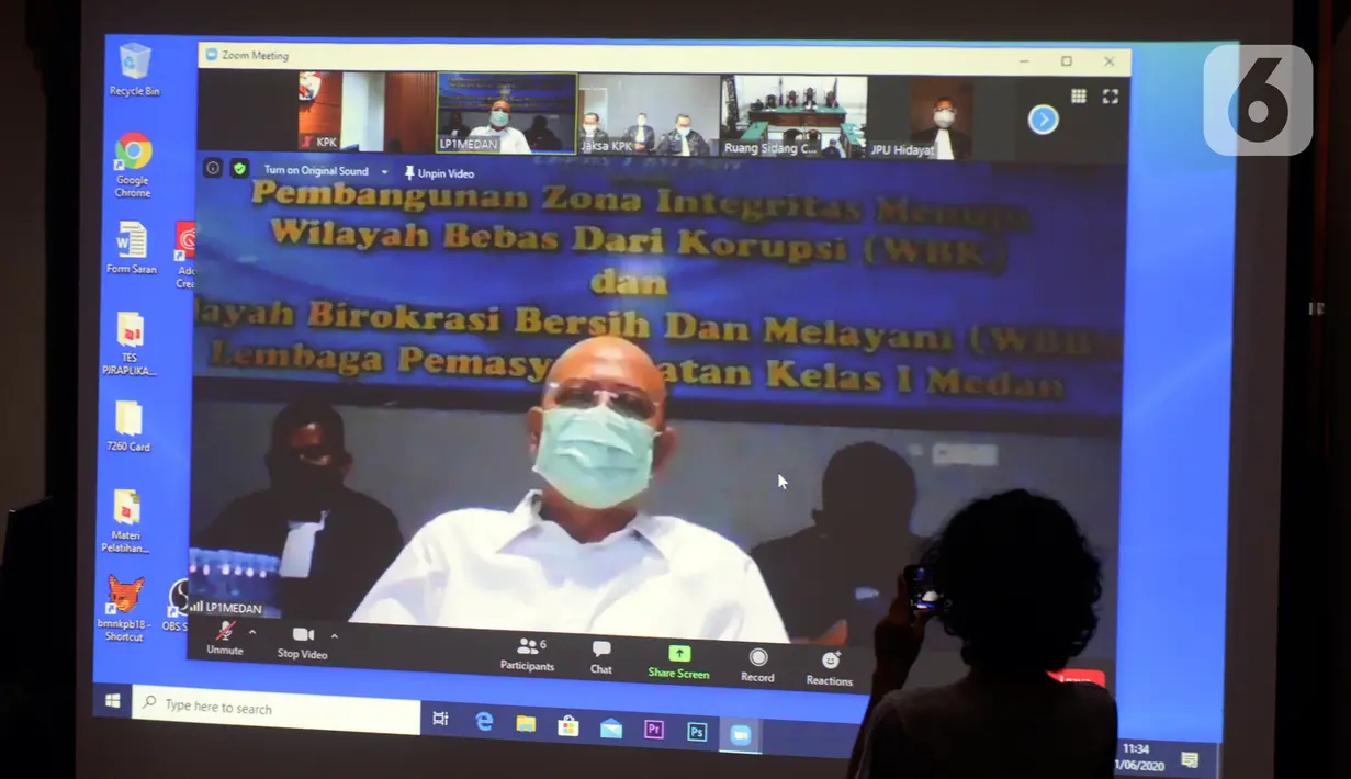 Wali Kota Medan nonaktif, Tengku Dzulmi Eldin mendengarkan Majelis Hakim membacakan vonis dalam sidang melalui video conference di Gedung KPK, Jakarta, Kamis (11/6/2020). Dzulmi Eldin terlibat dalam kasus dugaan menerima suap proyek dan jabatan pada Pemkot Medan tahun 2019. (merdeka.com/Dwi Narwoko)