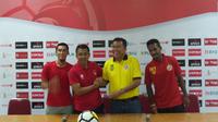 Pelatih Persis Solo, Jafri Sastra bereuni dengan Semen Padang menjelang pembukaan Liga 2 2018. (Bola.com/Ronald Seger)