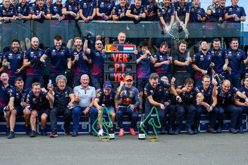Kemenangan 4 kali disambut gembira tim Red Bull Racing Honda 