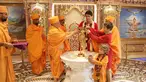 Perdana Menteri Kanada Justin Trudeau bersama dua anaknya mengikuti ritual di Kuil Swaminarayan Akshardham, India (19/2). (AFP Photo/Swaminarayan Akshardham Temple)
