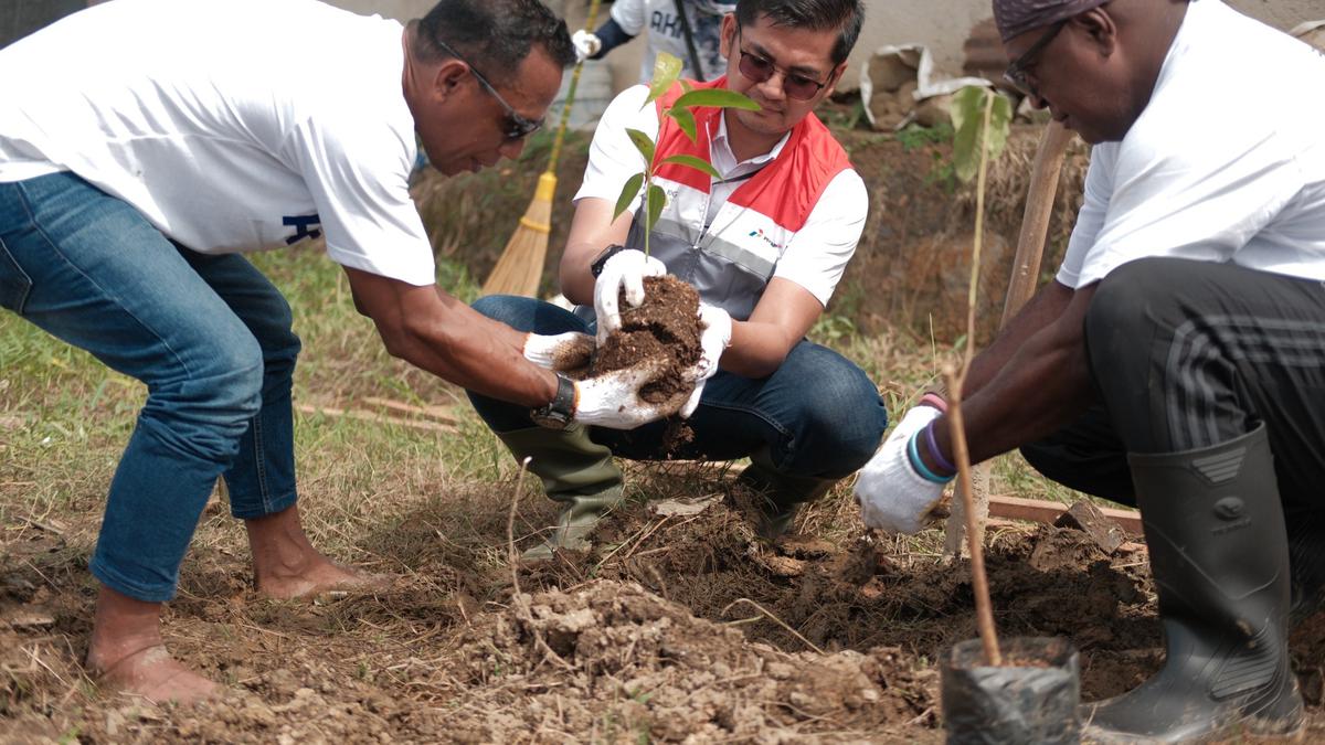 Sobat Aksi Ramadan 2025: 53 Relawan Pertamina Group Gotong-Toyong Bersihkan Masjid di Sorong