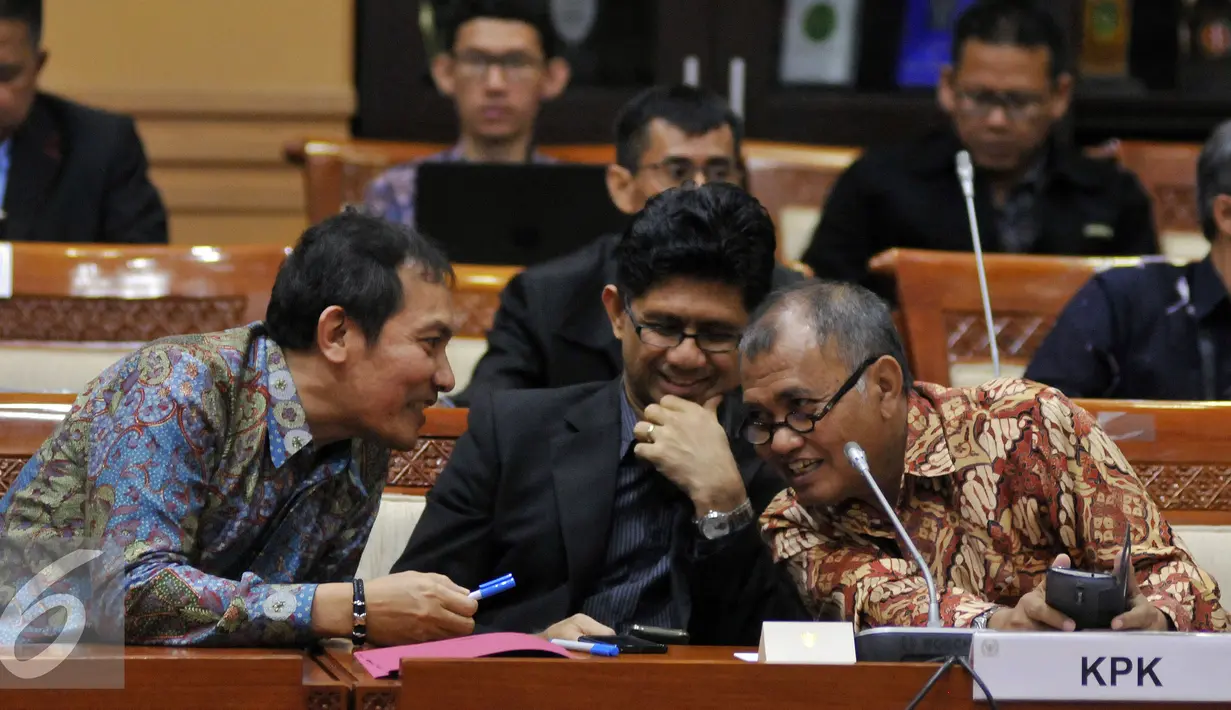 Pimpinan KPK saat melakukan RDP dengan Komisi III DPR, Senayan, Jakarta, Selasa (21/6). Komisi III DPR meminta masukan kepada KPK, PPATK, dan Kompolnas terkait Rekam Jejak Calon Kapolri Komjen (Pol) Tito Karnavian (Liputan6.com/Johan Tallo)