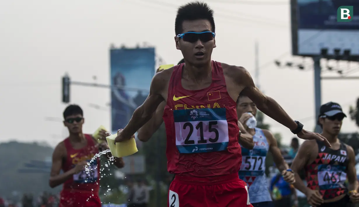 Pejalan cepat China, Wang Qin, saat menyelesaikan lomba nomor jalan cepat 50 kilometer cabang atletik Asian Games XVIII di Senayan, Jakarta, Kamis (29/8/2018). Dirinya berhasil meraih perak. (Bola.com/Vitalis Yogi Trisna)