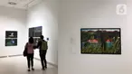 Pengunjung mengamati karya fotografi yang dipajang dalam pameran bertajuk Innovation di Erasmus Huis, Jakarta, Kamis (5/3/2020). Pameran yang menceritakan tentang inovasi dari karya dari 10 pewarta foto tersebut berlangsung hingga 5 April 2020. (Liputan6.com/Immanuel Antonius)
