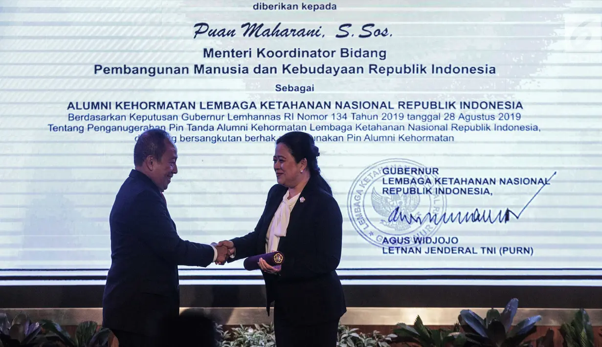 Gubernur Lembaga Ketahanan Nasional (Lemhanas) Letjend TNI Agus Widjojo (kiri) bersalaman dengan Menteri Koordinator Pembangunan Manusia dan Kebudayaan Puan Maharani saat menganugerahi pin alumni kehormatan Lemhanas di Gedung Lemhanas, Jakarta, Kamis (5/9/2019). (Liputan6.com/Faizal Fanani)