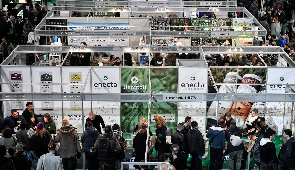 Ratusan pengunjung melihat-lihat International Cannabis Expo yang berlangsung di Athena, Yunani, Minggu (14/1). Parlemen Yunani diharapkan menyetujui penggunaan ganja dalam dunia medis pada beberapa pekan mendatang. (AFP PHOTO/LOUISA GOULIAMAKI)