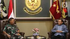 Direktur Utama Indosiar & Direktur grup SCM Imam Sudjarwo berbincang dengan Panglima Kodam (Pangdam) Jaya Mayor Jenderal Untung Budiharto saat silaturahmi SCM/Emtek Group Audiensi di  Markas Kodam Jaya, Jakarta, Senin (5/12/2022). PT Elang Mahkota Teknologi Tbk/ Surya Citra Media (SCM) bersilaturahmi dengan Pangdam Jaya dan staf, untuk memelihara dan kembali membangun kerjasama antara Emtek dan Komando Daerah Militer Jayakarta ( Kodam Jaya). (Liputan6.com/Herman Zakharia)