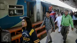 Sejumlah penumpang tiba  di Stasiun Senen, Jakarta, Minggu (3/1/2016). Kedatangan arus balik libur Natal dan Tahun Baru dari sejumlah daerah Pulau Jawa hingga pukul 13.00 WIB tercatat sebanyak 398.947 orang. (Liputan6.com/Faizal Fanani)