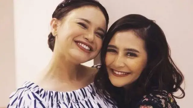 Dipaksa Bikin Film Dokumenter, Ini 6 Potret Persahabatan Rossa dan Prilly Latuconsina
