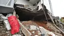 Kondisi rumah yang rusak akibat longsor di Perumahan Pesona Kalisari, Pasar Rebo, Jakarta, Selasa (27/11). Intensitas hujan yang tinggi mengakibatkan rumah milik Ketua RT setempat itu longsor. (Liputan6.com/Herman Zakharia)