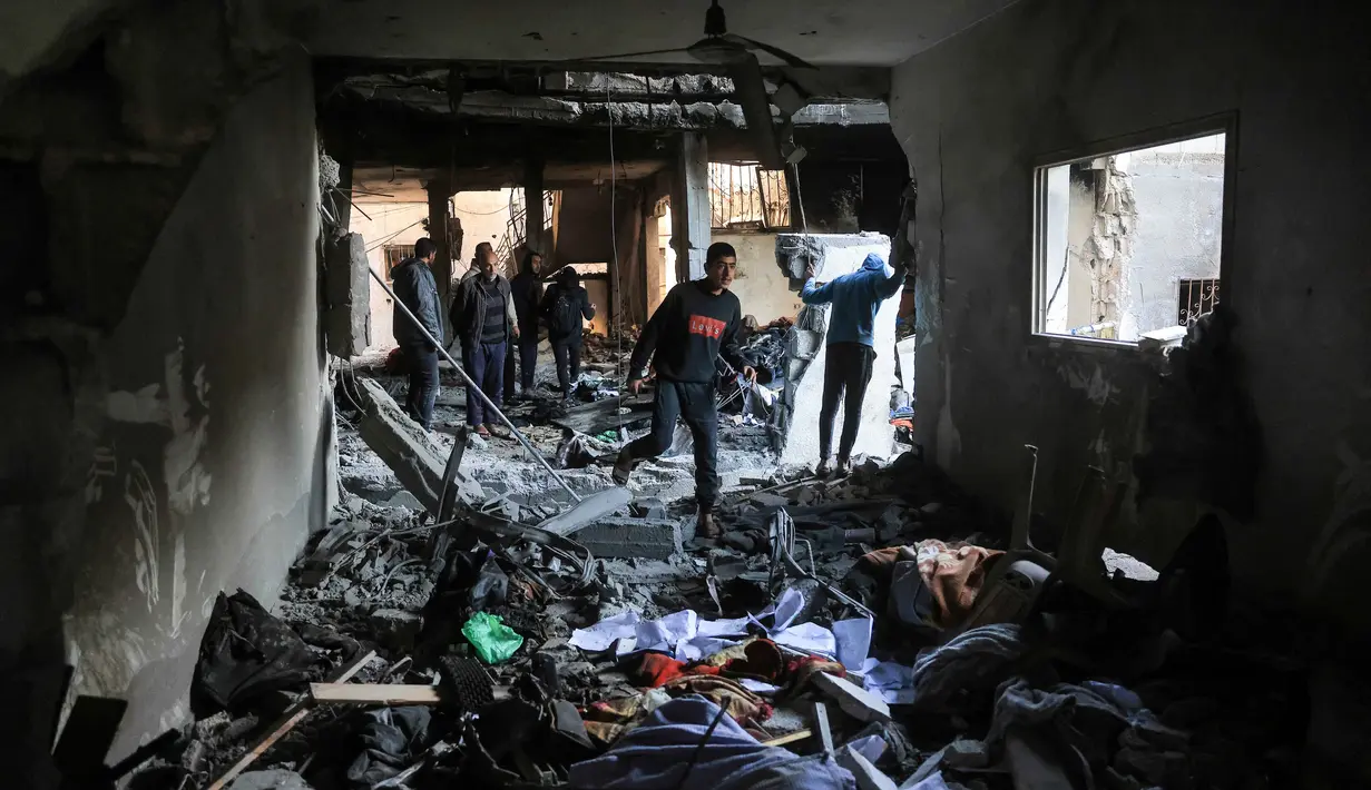 Kantor Media Pemerintah Gaza pada Kamis (15/1/2026) menyebutkan bahwa selama 95 hari fase pertama gencatan senjata, serangan Israel menewaskan 449 warga Palestina, melukai 1.246 orang, serta 50 lainnya ditangkap. Tampak dalam foto, warga Palestina meninjau kerusakan sebuah rumah setelah serangan militer Israel terhadap rumah keluarga al-Houli, di mana empat orang dilaporkan tewas, di sebelah barat Deir al-Balah, di Jalur Gaza tengah pada Jumat 16 Januari 2026. (BASHAR TALEB/AFP)