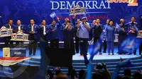 Usai menyampaikan pidato politiknya SBY juga menyempatkan bernyanyi bersama para petinggi Partai Demokrat yang hadir (Liputan6.com/Helmi Fithriansyah)