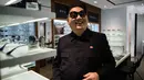 Seorang pria bernama Howard X yang mirip dengan pemimpin Korea Utara Kim Jong-un mencoba kaca mata di sebuah toko di Hong Kong (7/6). Pertemuan bersejarah akan dilakukan antara Presiden AS Donald Trump dan Kim Jong-un. (AFP Photo/Anthony Wallace)