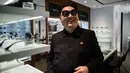 Seorang pria bernama Howard X yang mirip dengan pemimpin Korea Utara Kim Jong-un mencoba kaca mata di sebuah toko di Hong Kong (7/6). Pertemuan bersejarah akan dilakukan antara Presiden AS Donald Trump dan Kim Jong-un. (AFP Photo/Anthony Wallace)