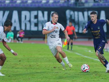 Pemain Persita Tangerang, Rayco Rodriguez, berusaha melewati pemain Persik Kediri di BRI Super League di Stadion Indomilk Arena, Minggu (21/12/2025). (Bola.com/M Iqbal Ichsan)