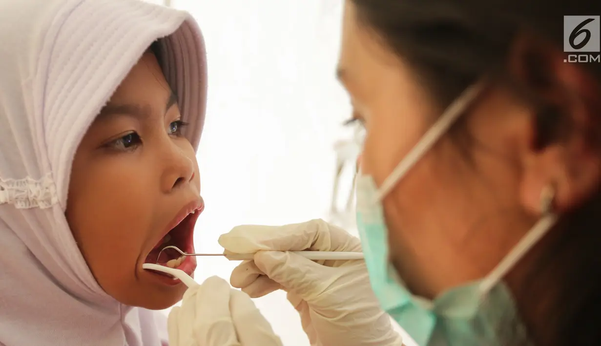 Siswa sedang periksa gigi pada acara Bulan Kesehatan Gigi Nasional (BKGN) di Senayan, Jakarta, Sabtu (8/9/2019). Kegiatan yang digelar Pepsodent, Persatuan Dokter Gigi Indonesia (PDGI) dan Asosiasi Fakultas Kedokteran Gigi Indonesia mengusung tema gerakan Indonesia Tersenyum. (Liputan6.com/HO/Mail)