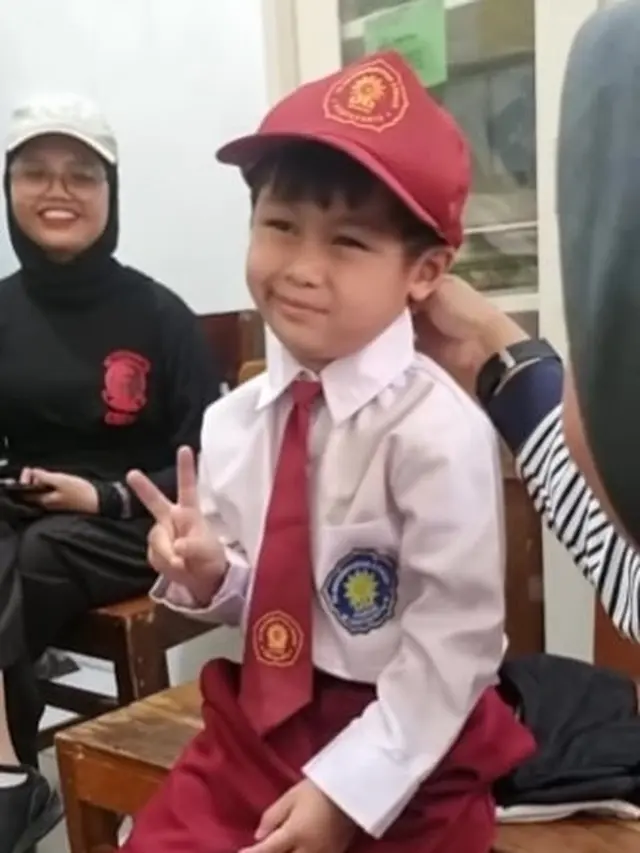 Potret Kiano dan Kenzo Pakai Seragam SD saat Syuting Bareng (credit: instagram/baimwong)