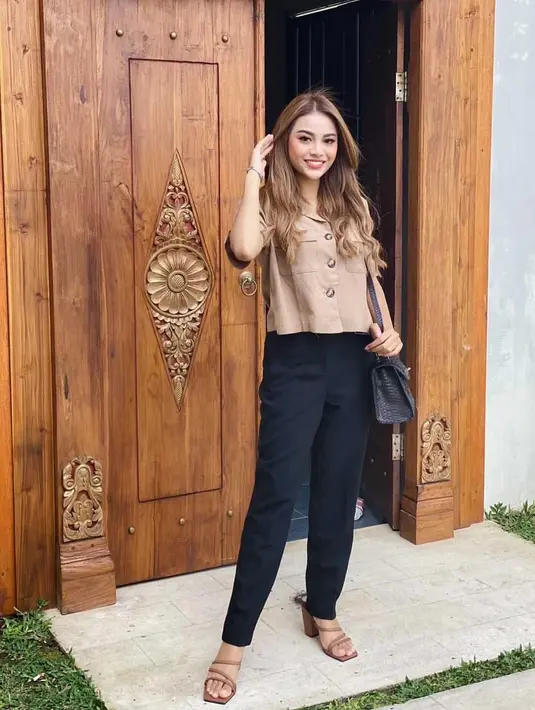 Senin, 7 Desember 2020, Aurel menuliskan dalam kalimat berbahasa Inggris yang menunjukan bahwa ia pamit dari berbagai akun media sosialnya untuk beberapa waktu ke depan. (Instagram/aurelie.hermansyah)