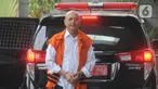 Wali Kota Medan nonaktif Tengku Dzulmi Eldin berjalan akan menjalani pemeriksaan oleh penyidik di Gedung KPK, Jakarta, Jumat (6/12/2019). Tengku Dzulmi Eldin diperiksa sebagai tersangka  terkait menerima suap proyek dan jabatan pada Pemerintah Kota Medan Tahun 2019. (merdeka.com/Dwi Narwoko)