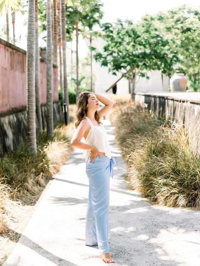Gaya Pamela Bowie liburan di Bali. (Sumber: Instagram/pammybowie)