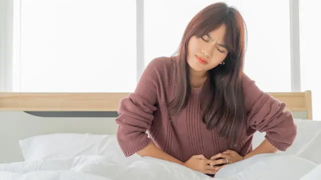 Ilustrasi wanita mengalami kram perut saat menstruasi