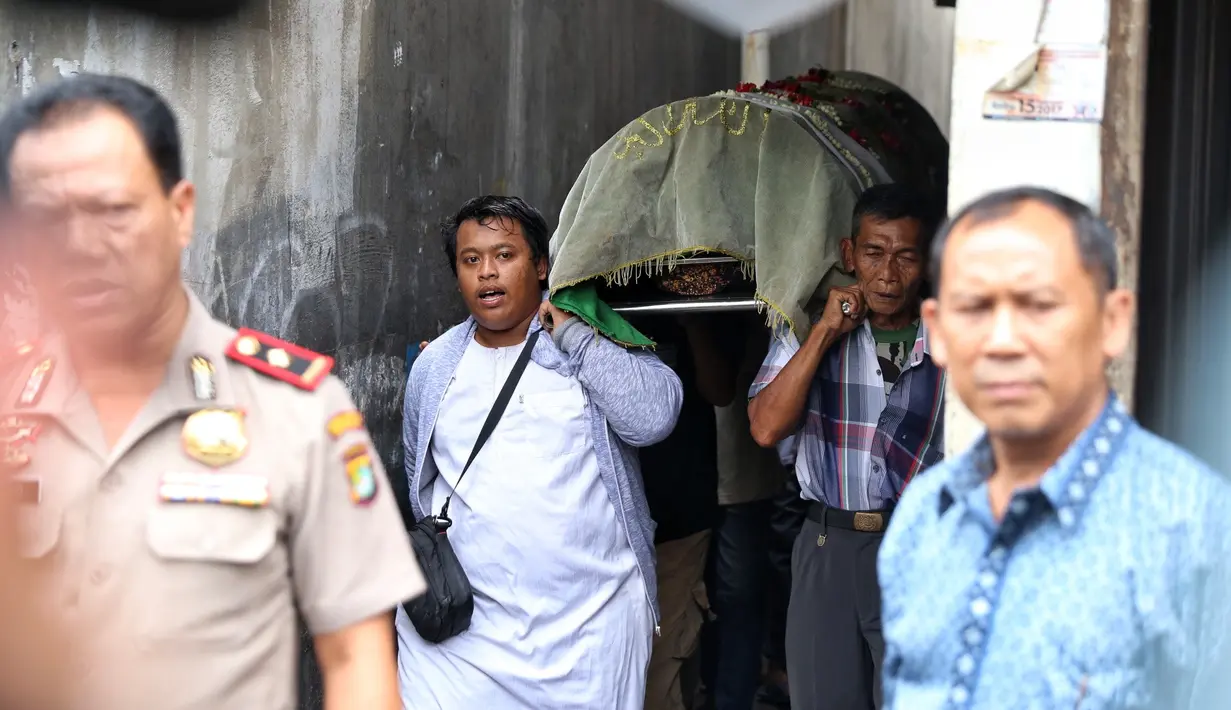 "Komunitas saya se-Jabodetabek dari kemaren udah rencana, pengawalan buat mak Laila. Walaupun kita enggak saling kenal. Kita bantu menetalisir jalan," kata Hendra Dermawan pengemudi ojek online di TPU Karet Bivak, Selasa (21/11).(Adrian Putra/Bintang.com)