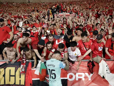 Suporter Real Mallorca berusaha menenangkan Pablo Maffeo yang menangis setelah ditaklukkan Athletic Bilbao pada laga final Copa del Rey di Stadion Olimpico de Sevilla, Minggu (7/4/2024).  Real Mallorca ditaklukkan Athletic Bilbao lewat babak adu penalti. (AFP/Jaime Reina)