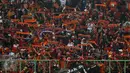Suporter membentangkan syal saat menyaksikan laga Persija melawan Timnas Indonesia U-22 di Stadion Patriot Candrabhaga, Bekasi, Rabu (5/4). Laga Persija melawan Timnas Indonesia U-22 berakhir imbang 0-0. (Liputan6.com/Helmi Fithriansyah)