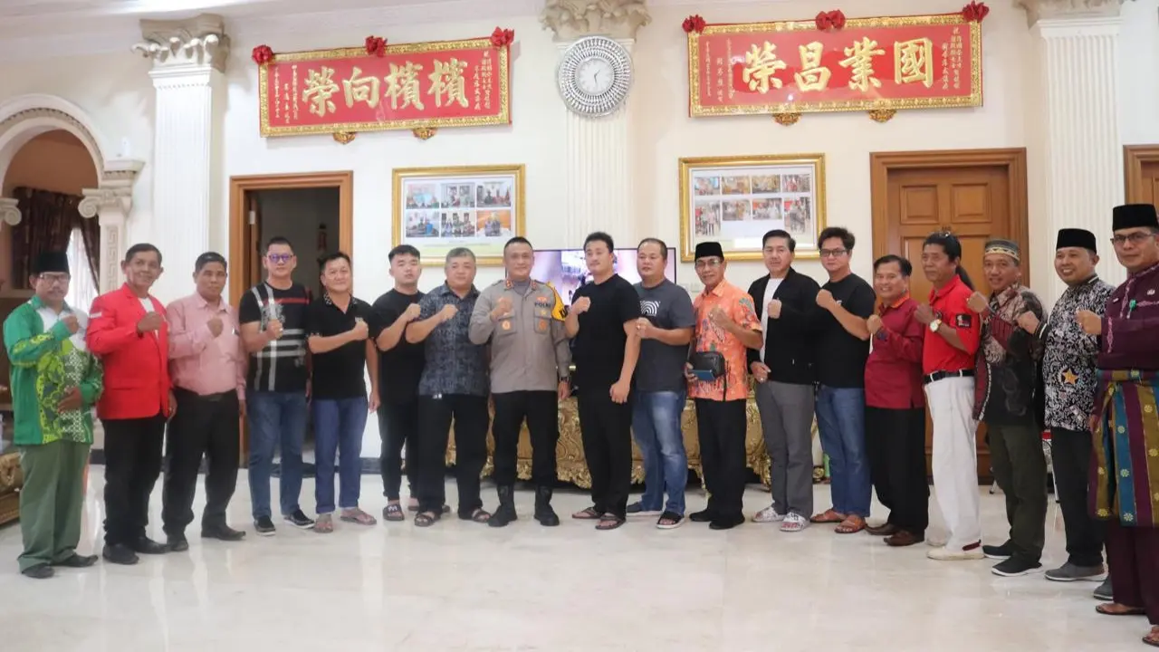 Kapolres Rokan Hilir bersama tokoh lintas etnis dan agama membicakan pengamanan tahapan Pilkada.