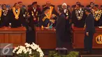 Ketua Umum DPP PDIP Megawati Soekarnoputri mendapat ucapan selamat dari Wapres Jusuf Kalla usai menerima gelar doktor honoris causa bidang politik dan pemerintah di UNPAD, Bandung, Rabu (25/5). (Liputan6.com/Gempur M Surya)