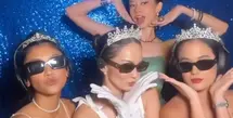 Tamu yang hadir di ulang tahun ke-30 Yuki Kato cosplay dengan tema Y2K. Begitu juga Yuki Kato yang tampil menjadi Jenna Rink dari film 13 Going On 30 dengan mengenakan mini dress colorful. [@enzystoria]