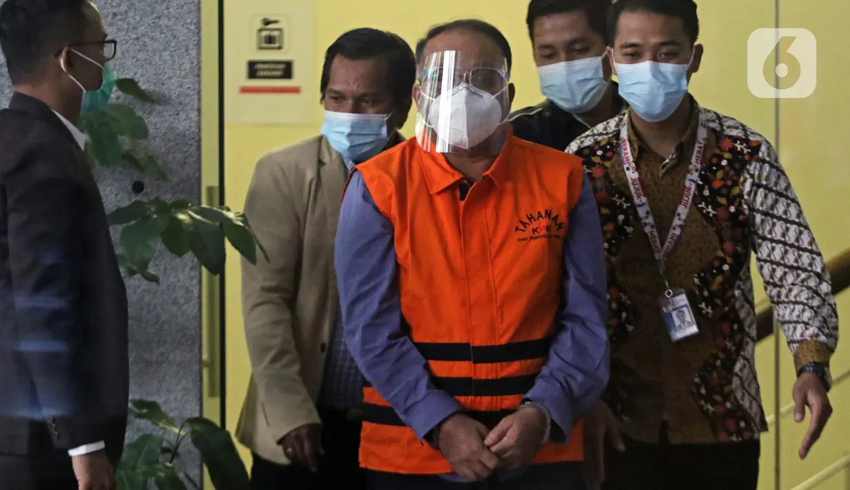 Sekretaris Daerah Kota Tanjungbalai, Yusmada (tengah) digiring petugas jelang penetapan tersangka dan penahanan, Gedung KPK, Jakarta, Jumat (27/8/2021). Yusmada ditetapkan sebagai tersangka dugaan korupsi lelang mutasi jabatan di Pemkot Tanjungbalai tahun 2019. (Liputan6.com/Helmi Fithriansyah)