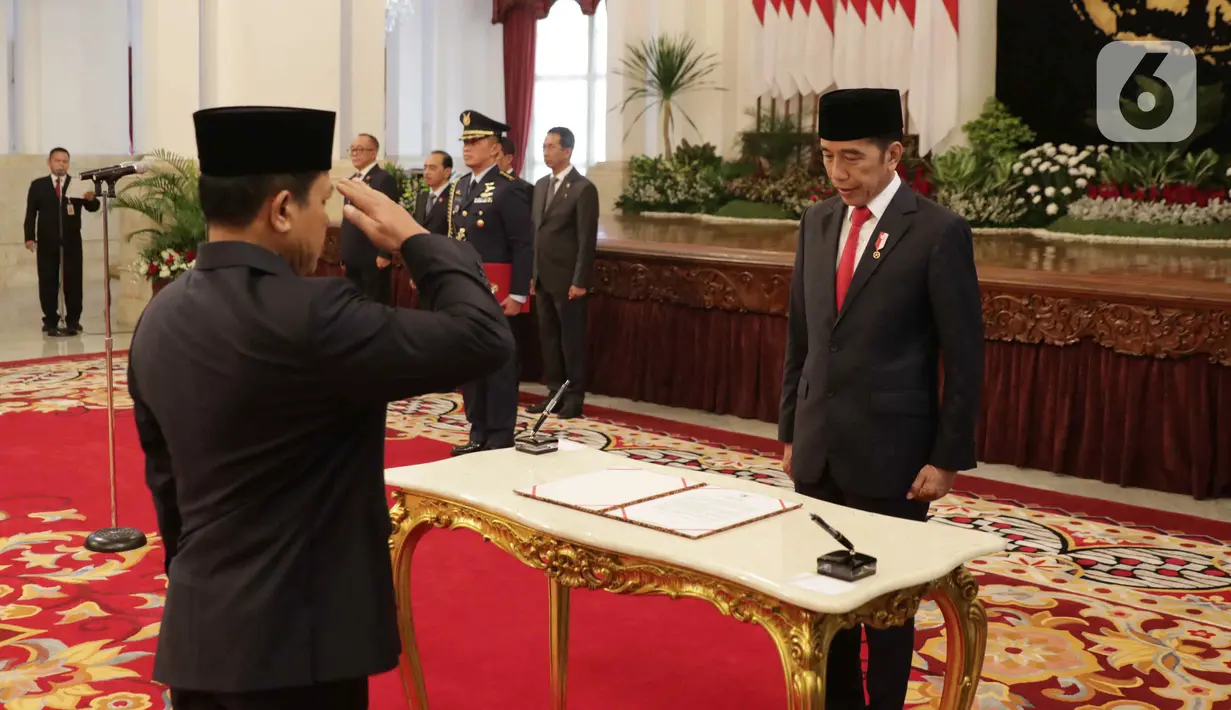 Presiden Joko Widodo atau Jokowi (kanan) saat melantik Laksamana Madya (Laksdya) TNI Aan Kurnia (kiri) sebagai Kepala Badan Keamanan Laut (Bakamla) di Istana Negara, Jakarta, Rabu (12/2/2020). Aan Kurnia menjabat Kepala Bakamla berdasarkan Keppres Nomor 17/TPA/2020. (Liputan6.com/Faizal Fanani)