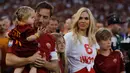 Francesco Totti bersama istri, Ilary dan anaknya mengucapkan salam perpisahan kepada pendukung AS Roma usai pertandingan terakhirnya melawan Genoa di Stadion Olimpico, Minggu (28/5). Francesco Totti resmi pensiun. (AP Photo/Alessandra Tarantino)