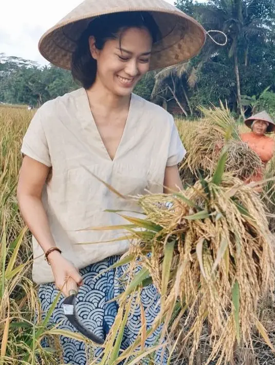 Pemain film Teman Kondangan ini terlihat begitu ceria saat ikut membantu membawa hasil panen padi. Gayanya yang tampak sederhana ini menuai pujian netizen karena disebut perempuan yang cantik saat tampil natural. (Liputan6.com/IG/@prisia)