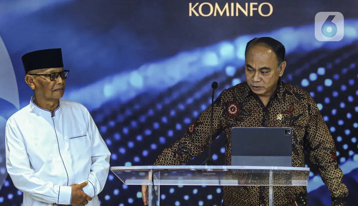 Menteri Komunikasi dan Informatika, Budi Arie Setiadi (kanan) bersama Ketua Majelis Ulama Indonesia (MUI) Anwar Iskandar sesaat sebelum memberikan keterangan terkait upaya pemberantasan judi online di Gedung Kemenkominfo, Jakarta, Kamis (25/7/2024). (Liputan6.com/Angga Yuniar)